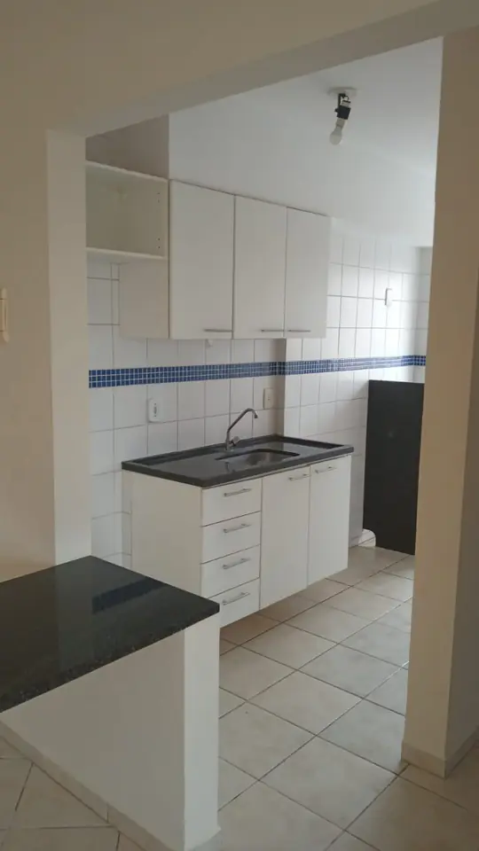 Cozinha com armários — apartamento no Edifício Renoir