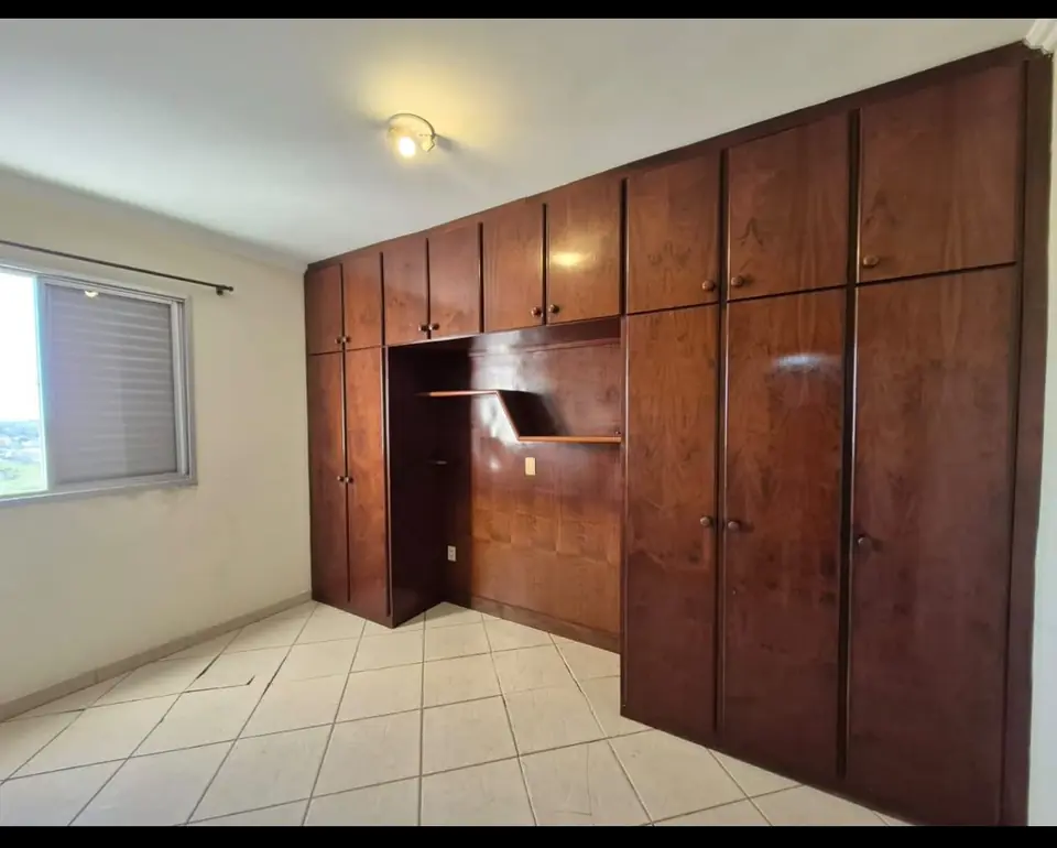 Dormitório com armários — apartamento no Edifício Búzios