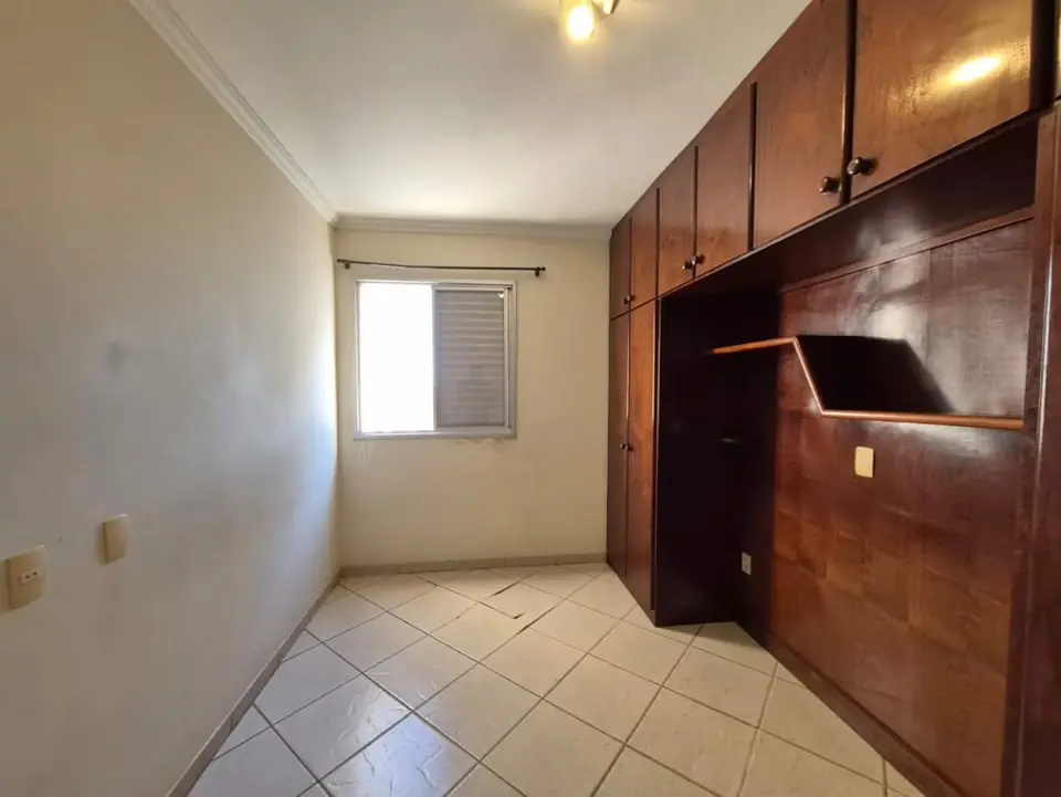 Dormitório com armários — apartamento no Edifício Búzios