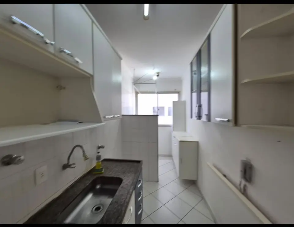 Cozinha com armários — apartamento no Edifício Búzios