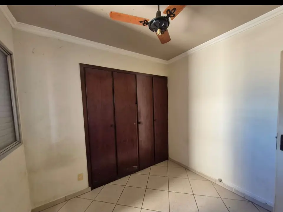 Dormitório com armário — apartamento no Edifício Búzios