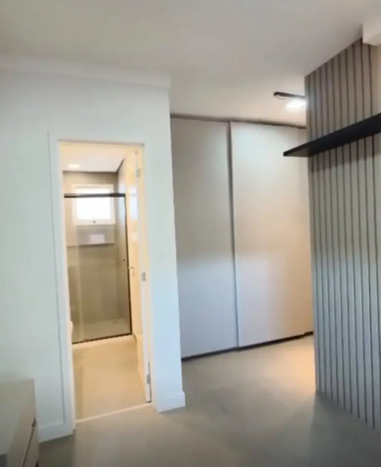 Suíte com armários — apartamento no Edifício Vista Sul