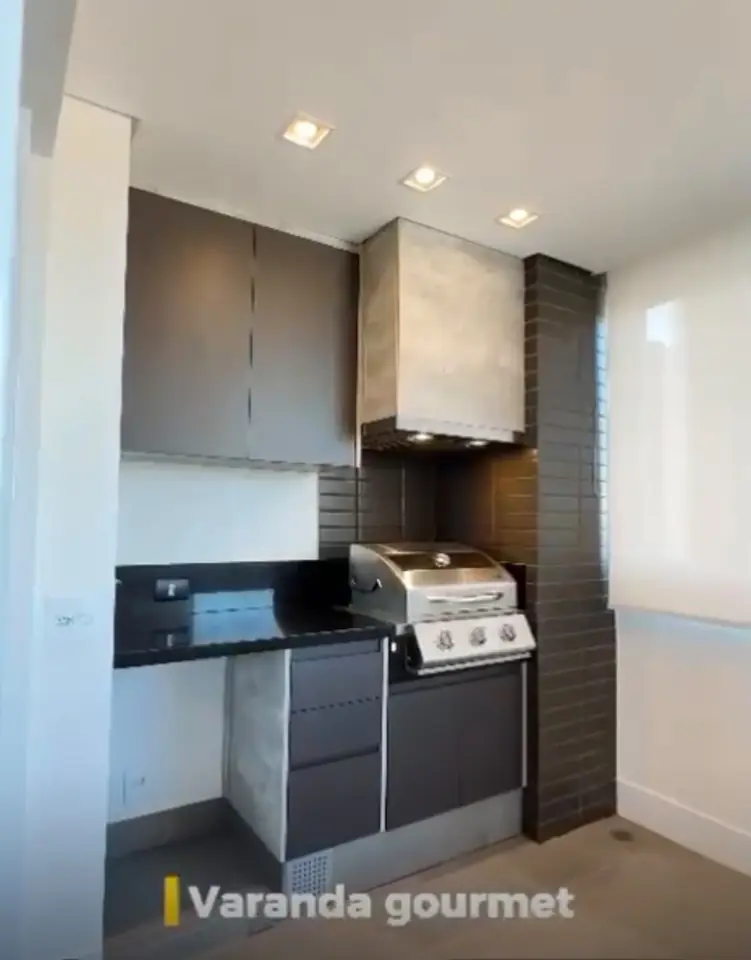 Churrasqueira a gás na varanda gourmet — apartamento no Edifício Vista Sul