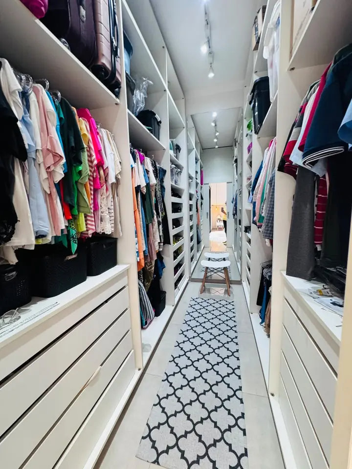 Closet da suíte master — casa no Jardim Cruzeiro do Sul