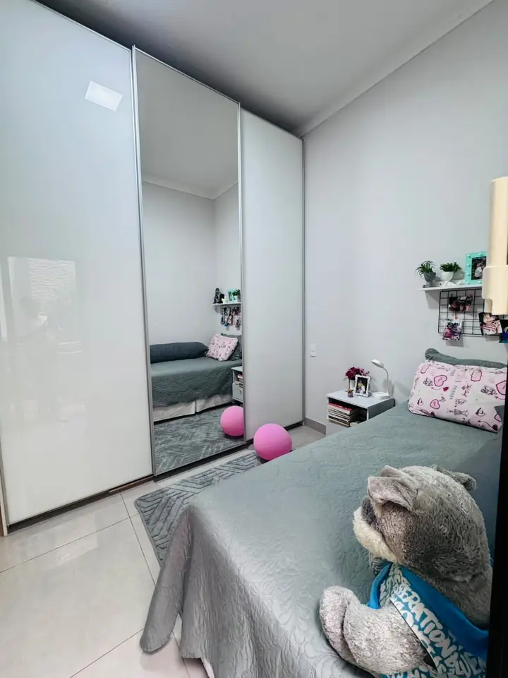 Dormitório com armários — casa no Jardim Cruzeiro do Sul