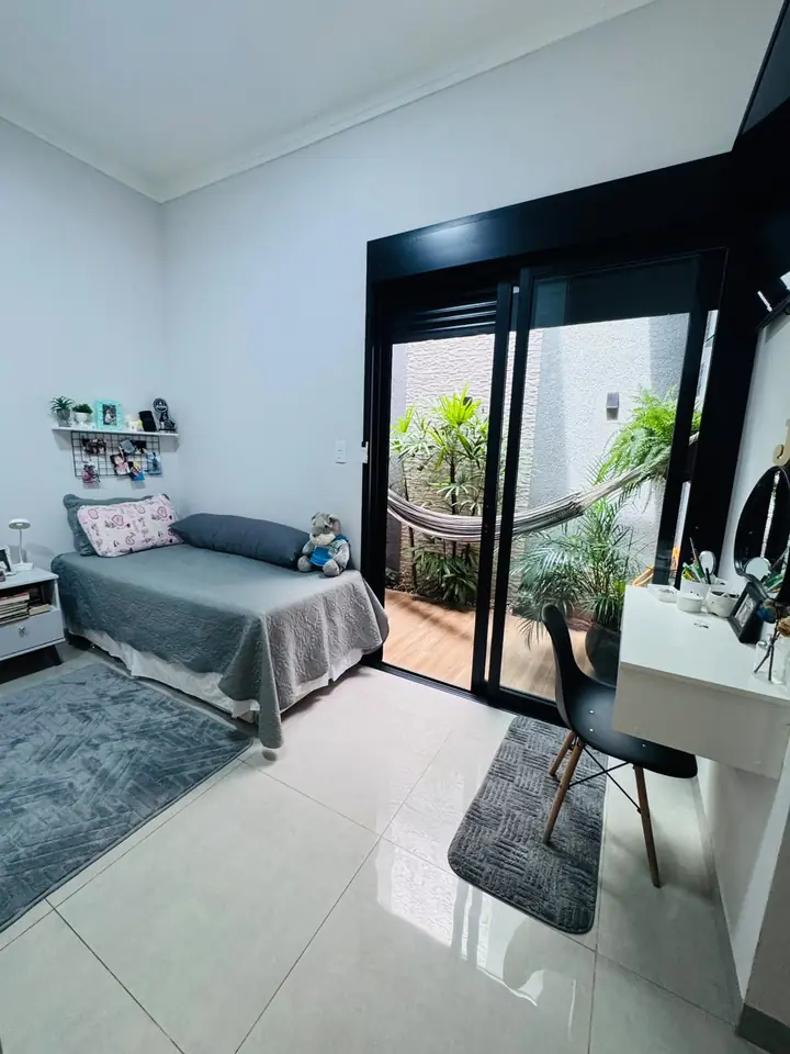 Dormitório com porta para o jardim — casa no Jardim Cruzeiro do Sul