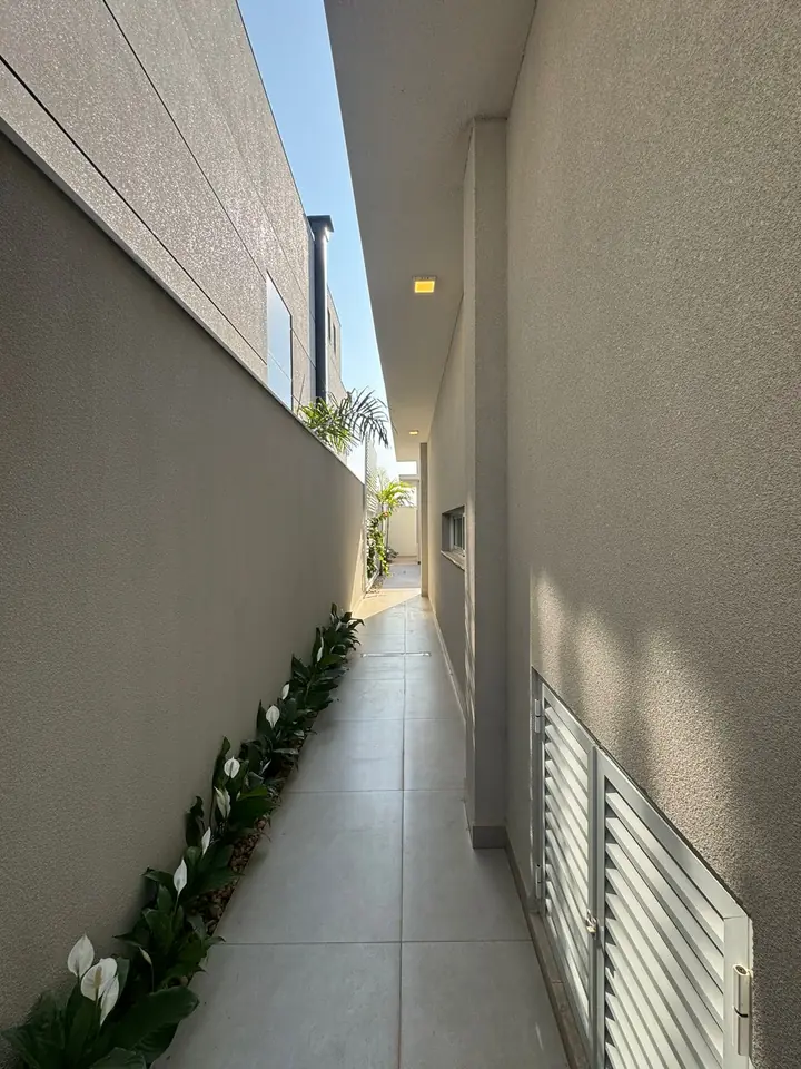 Corredor lateral — casa no Condomínio Cidade Jardim