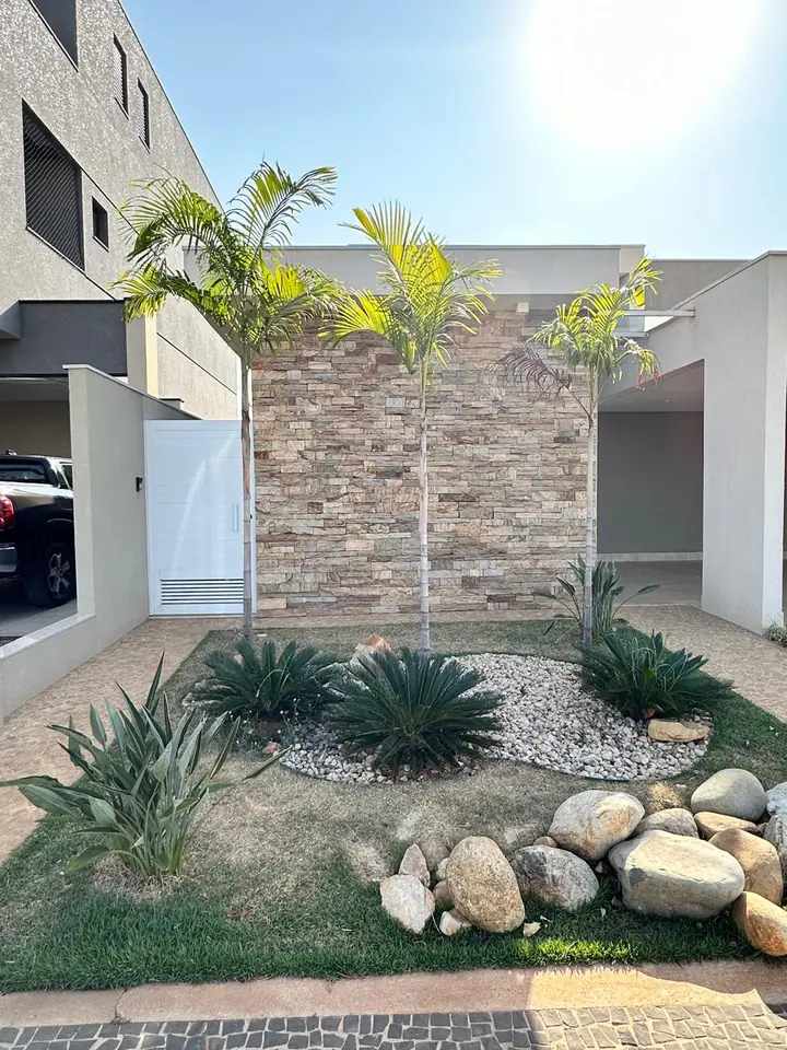Jardim da entrada — casa no Condomínio Cidade Jardim