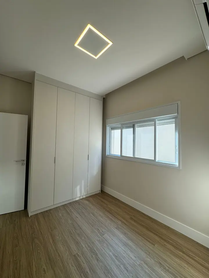 Suíte com armários — casa no Condomínio Cidade Jardim