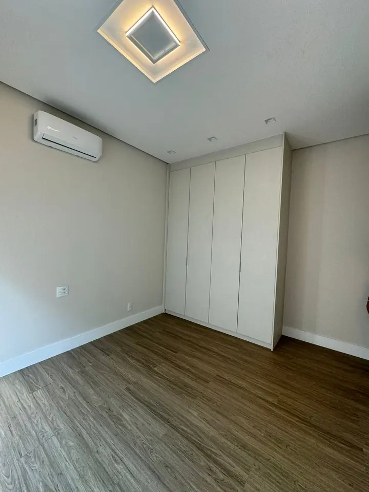 Suíte com armários e ar-condicionado — casa no Condomínio Cidade Jardim