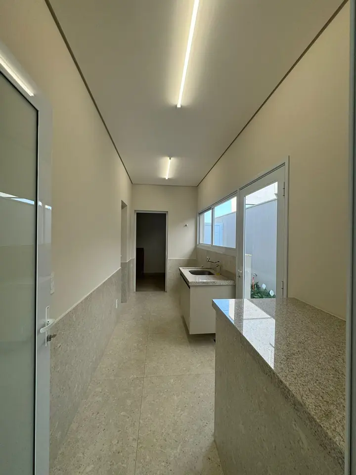 Circulação integrada à cozinha — casa no Condomínio Cidade Jardim