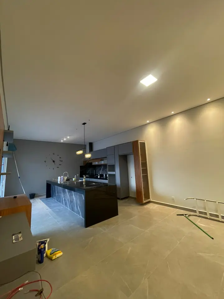 Sala e cozinha integradas — chácara no Vale do Igapó