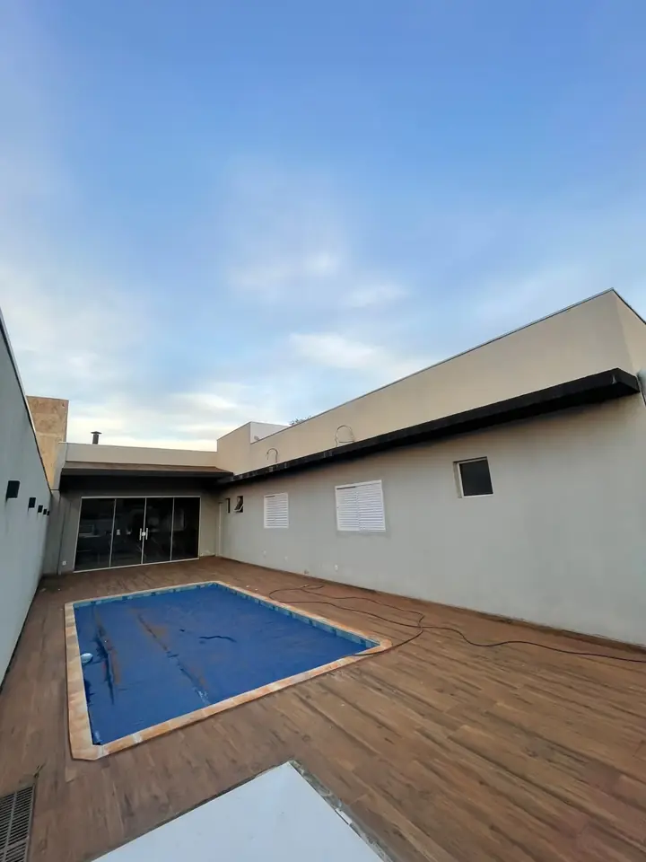 Piscina e quintal — chácara no Vale do Igapó