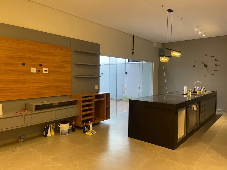 Sala integrada à cozinha com ilha — chácara no Vale do Igapó