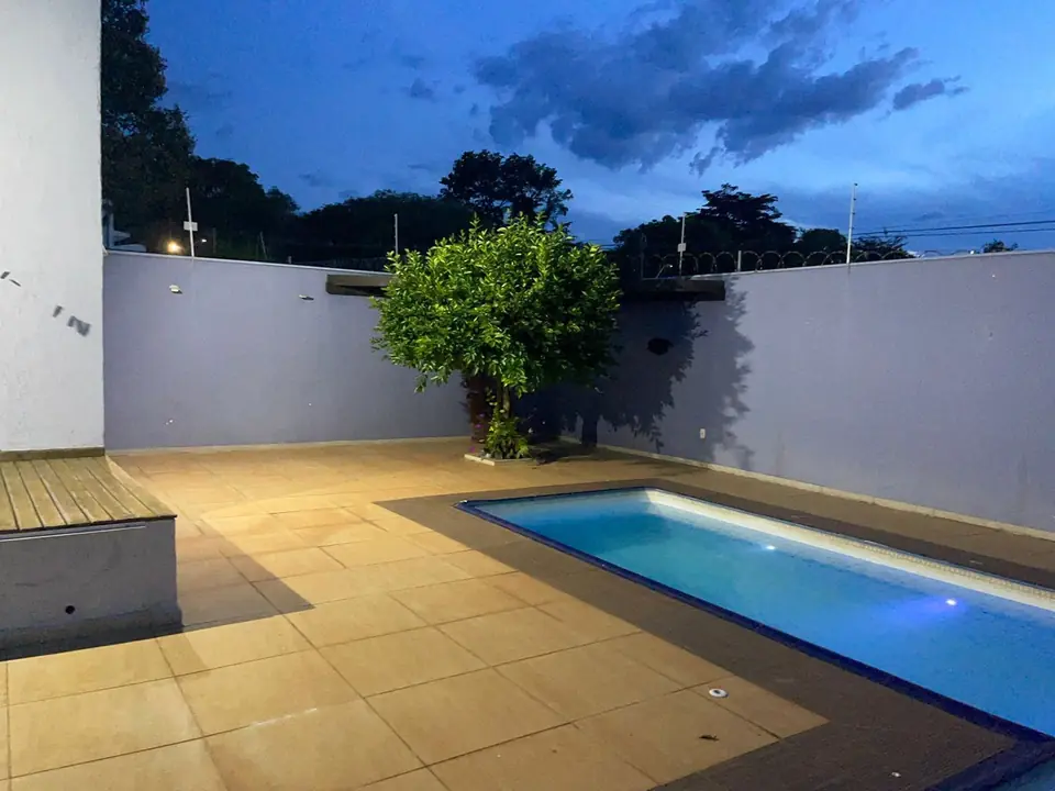 Piscina ao entardecer — casa no Condomínio Chácara Odete