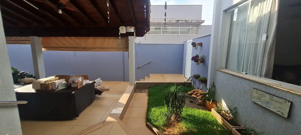 Área gourmet com vista para o jardim — casa no Condomínio Chácara Odete