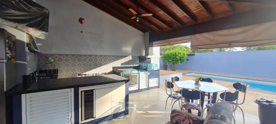 Área gourmet integrada à piscina — casa no Condomínio Chácara Odete