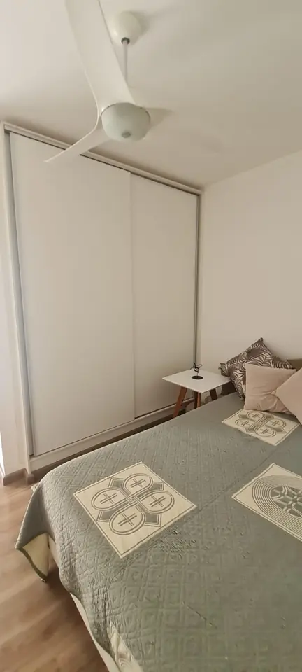 Dormitório com armários — casa no Condomínio Chácara Odete