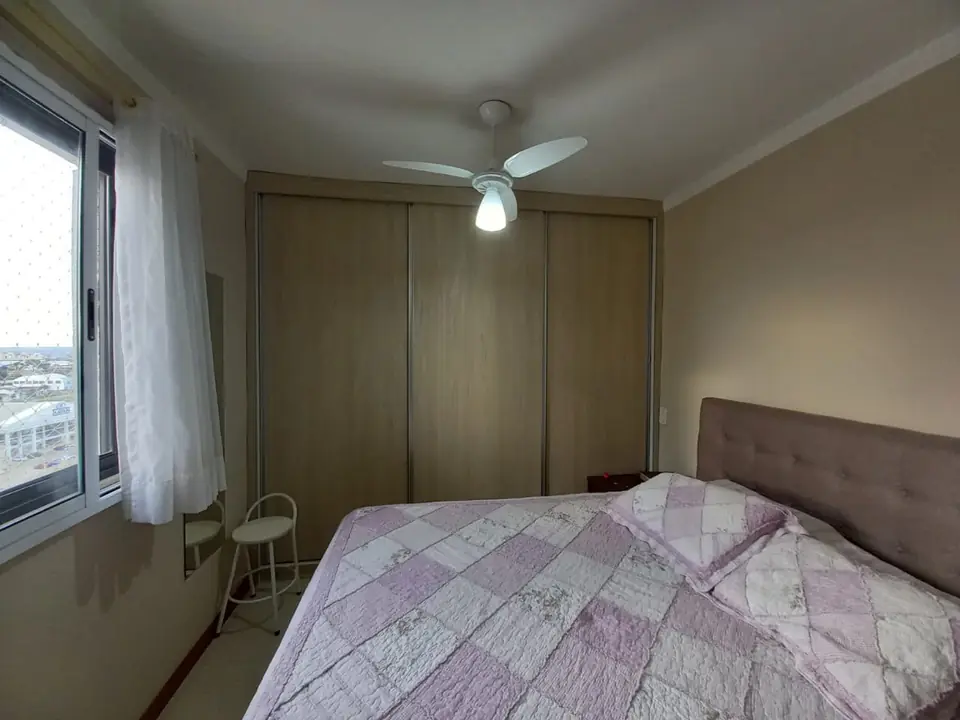 Dormitório de casal com armários — apartamento no Edifício Trianon