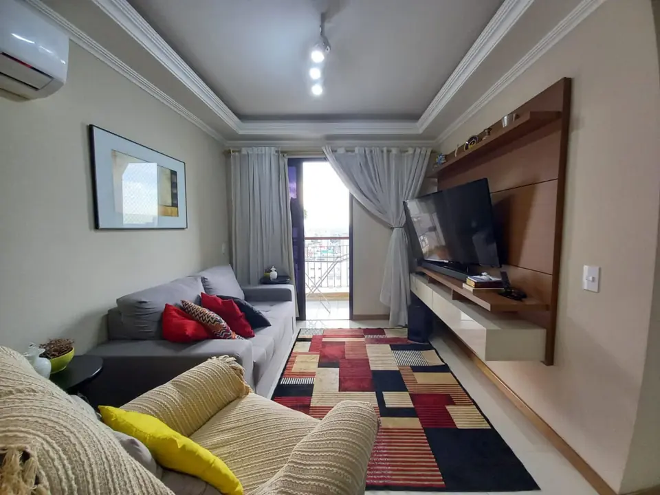 Sala de estar com painel de TV — apartamento no Edifício Trianon