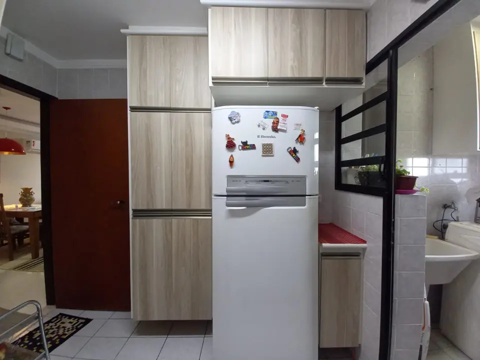 Cozinha com armários — apartamento no Edifício Trianon