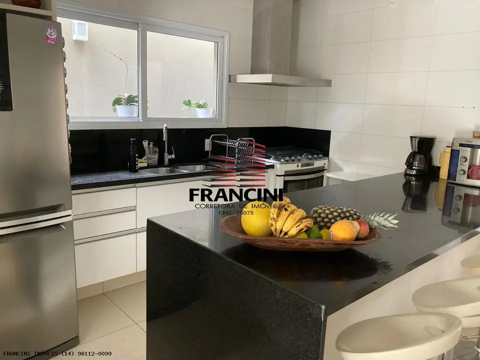 Casa de Luxo em Condomínio com Conforto e Sofisticação